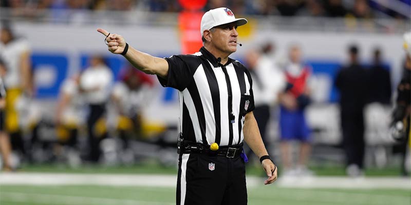 Trọng tài bóng bầu dục Mỹ nổi bật trong bộ đồng phục sọc đen trắng Trọng tài bóng bầu dục Mỹ nổi bật trong bộ đồng phục sọc đen trắng